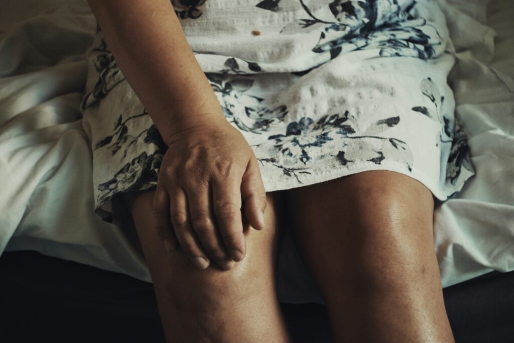 woman with knee pain