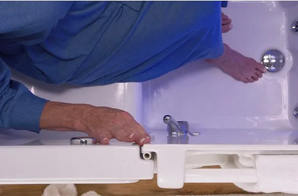 Walk-In Tub with No-Strength Locking Handle